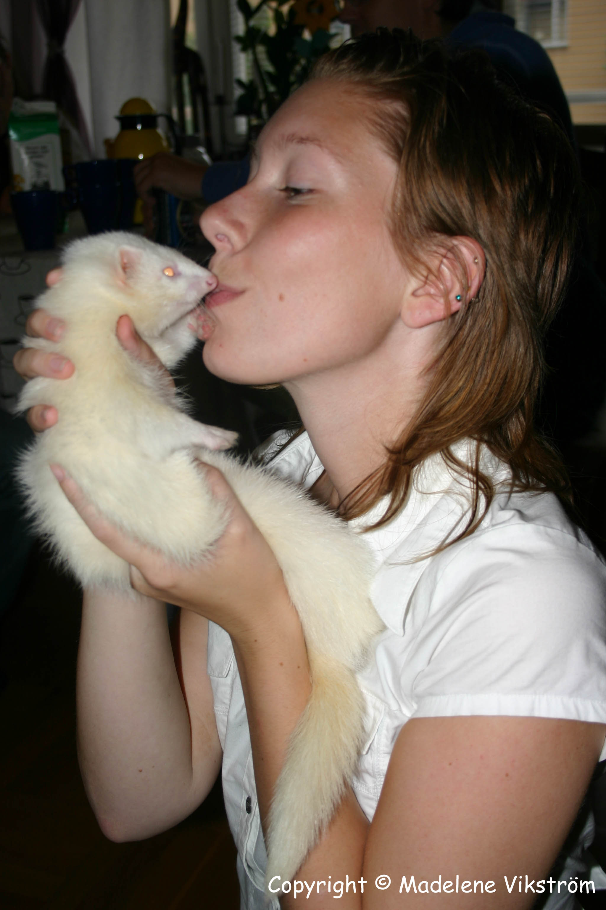 Tara och Elin pussas. =)